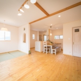 神奈川県中郡｜塗り壁に木の温もりあふれる家。施工例02