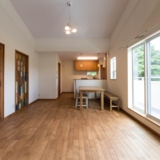 沼津市松沢町｜高台にあるオークフロアと漆喰の家。施工例04