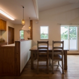 沼津市松沢町｜高台にあるオークフロアと漆喰の家。施工例06