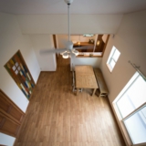 沼津市松沢町｜高台にあるオークフロアと漆喰の家。施工例11