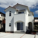 アーチ窓のある家。施工例