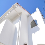 サンプラス でこぼこ塗り壁とパインの家。施工例