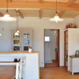 サンプラス でこぼこ塗り壁とパインの家。施工例