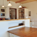 サンプラス でこぼこ塗り壁とパインの家。施工例施工例