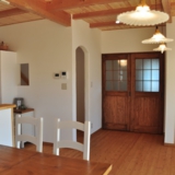 サンプラス でこぼこ塗り壁とパインの家。施工例施工例