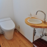 サンプラス でこぼこ塗り壁とパインの家。施工例