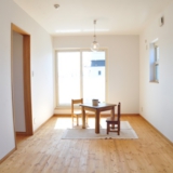 サンプラス でこぼこ塗り壁とパインの家。施工例