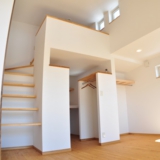 サンプラス でこぼこ塗り壁とパインの家。施工例施工例