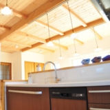 サンプラス でこぼこ塗り壁とパインの家。施工例